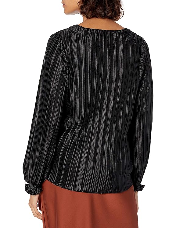 ASTR the label Women's Holly Pleated V-Neck Long Sleeve Top